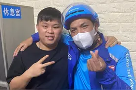 视频 | 找到了！那个在深圳路口指挥交通的外卖小哥图片