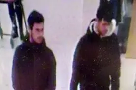 英国两男子舔完手指摸超市食物 警察公开监控录像图片