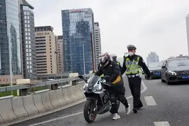 “京B”号牌+不戴头盔，行驶在国贸桥主路，扣图片