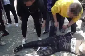 太淡定！狂飙大爷搭着便衣50秒追击嫌疑人：我搭你到前面去挡他图片