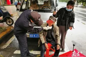 工行阳山城南支行救助摔倒老人，以精细化服务履行社会责任图片