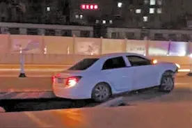 广花一路地陷小车险些“落坑”事发点地下似溶洞图片