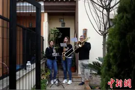 西班牙父女三人在家门口演奏乐曲庆祝复活节图片