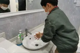 警惕！6岁男孩把洗手当成了玩水，结果手背和手腕长出了小疹子……图片