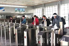 今日，淮南铁路实行新的列车运行图图片