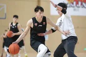 浙江稠州银行男篮训练开放日，队医如临大敌，吴前“被迫营业”图片