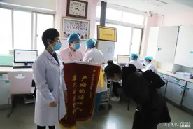 感谢！产妇产后胎盘粘连大出血，医护人员鬼门关前将其拽回图片