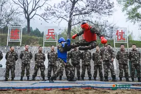练兵丨直击武警兵哥搏击现场，太震撼了图片