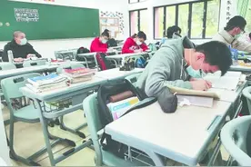 高三学生复课开学 后续的教学工作好比耕作滴灌图片