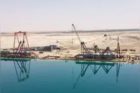 疫情期间不停工“中国造”埃及苏伊士运河大桥上部构造初具雏形图片