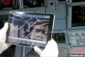 东航包机接上海医疗队坚守武汉的最后一批医护人员回家图片