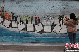 重庆老街现抗疫涂鸦墙致敬一线防疫人员图片