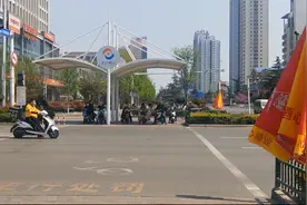 外卖小哥请遵守交规 安全比准时更重要图片