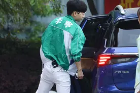 胡夏戴金边眼镜清秀斯文 穿白色休闲裤笔直长腿吸睛图片