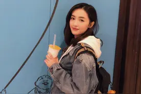 孙嘉琪生活照妆容清新自然 手捧奶茶学生气十足图片