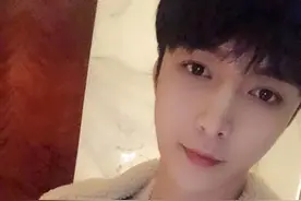 张艺兴久违营业晒自拍 眼神清澈透亮显温柔魅力图片