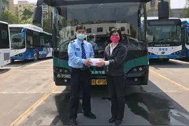 咋回事？杭州一位公交司机送出一只口罩，“还”回来两包图片