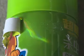 好多超市在卖，赶紧自查！立白集团产品有问题？牙膏管尾日期被裁剪，重新压膜后上架，蚊香、杀虫剂出现两个生产日期…查图片