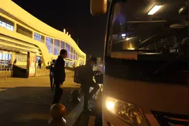 43秒丨威海荣成公交城铁夜班车已恢复 城铁到站延后5-10分钟发车图片