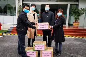 靠前服务 济困解危图片