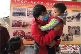 开封：老幼齐出动 接功臣回家图片
