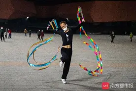 武汉复苏，61岁老汉跳起曼妙彩带舞，“激活”400人粉丝群图片