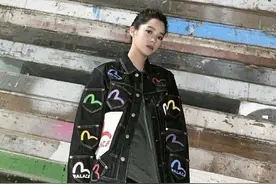 欧阳娜娜晒男友风写真 率性演绎牛仔套装活力满分图片