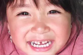 乡村偶遇可爱小女孩，笑容很有感染力图片