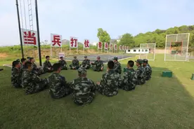 围坐一起听兵声，俯下身子解兵困图片