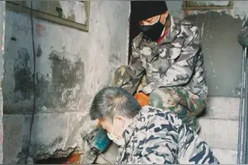 维修断裂下水管线 确保居民正常使用图片
