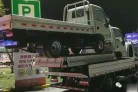 叠罗汉！一辆、两辆、三辆……高速上这一幕惊呆了民警图片