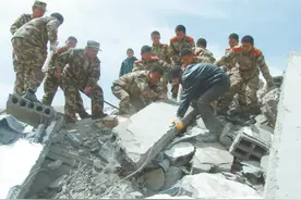 子弟兵谱写爱的华章图片