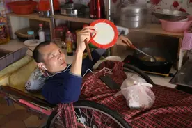 床当双脚镜子做眼 河南项城残疾“励志哥”活得正能量有尊严图片