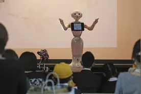 日本大阪小学入学仪式 机器人上台当“老师”图片