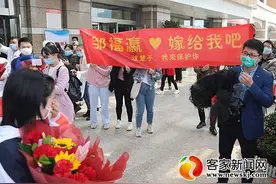 今天你要嫁给我！男友向白衣战士浪漫求婚图片