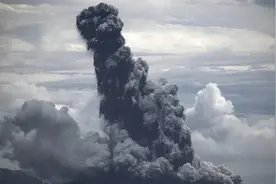印尼喀拉喀托之子火山喷发图片