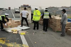 蛋碎一地，货车满载4500斤鸡蛋高速路侧翻图片