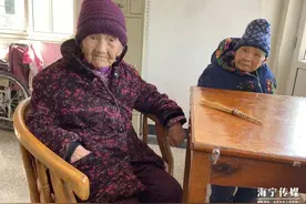 浙江104岁母亲给84岁女儿洗脚，看哭百万网友～"世上只有妈妈好"图片