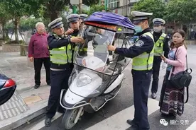 直击摩托车违法整治现场，未戴头盔、加装遮阳棚都是处罚项！图片