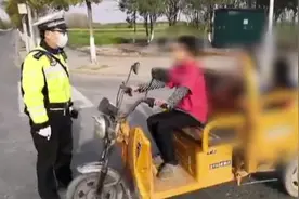 13岁男孩偷开三轮带3个娃买冰棍 交警惊出一身汗：不安全你懂不懂图片