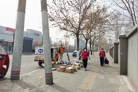 探访│北京部分小区禁令松动，快递员办出入证可进小区图片