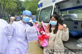 “提灯女神”周劼：我愿做一缕阳光 驱散疫情阴霾图片