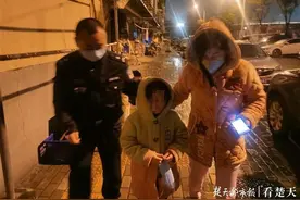 女童雨夜走失路边淋雨大哭，热心辅警帮助她找到妈妈图片