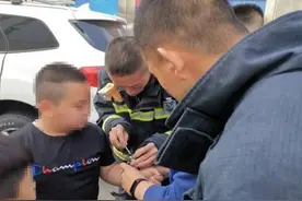 孩子被手铐拷住！大兴父子“急得一脑门子汗”图片
