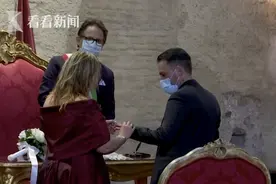 疫情中的爱情！意大利夫妻举办婚礼：全程戴口罩嘉宾仅2人图片