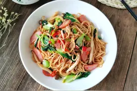 炒面这样做，鲜香入味超满足！一口气吃一大碗，怎么都吃不腻图片