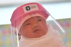 贴心！为防范新冠病毒，泰国医院新生儿佩戴迷你防护面罩图片