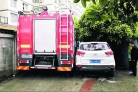 消防车剐蹭多辆私家车，网友却纷纷表示：“干得漂亮！”图片