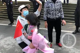 15后小女孩接95后抗疫姑姑回家“终于可以抱抱啦！”图片