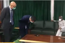 中国大使向尼日利亚“鞠躬道歉”？使馆辟谣：误传，对方将手机平放在茶几上而已图片